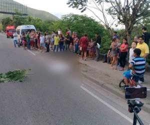 Agentes policiales acudieron a acordonar la zona. Foto Twitter