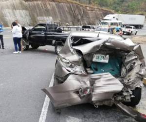 El turismo quedó casi destruido tras el fuerte golpe del pick up, al menos cuatro de las personas que viajan en ambos vehículos resultaron ilesas.