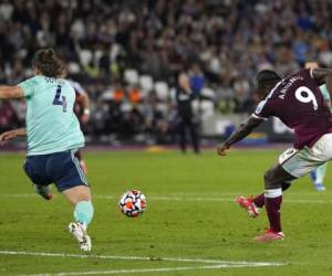Michail Antonio remata para anotar el tercer gol del equipo en la victoria 4-1 ante Leicester por la Liga Premier inglesa. Foto: AP