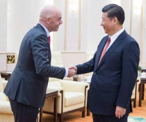 Gianni Infantino, presidente de la Fifa junto a Xi Jinping, mandatario chino. (Foto: AP)