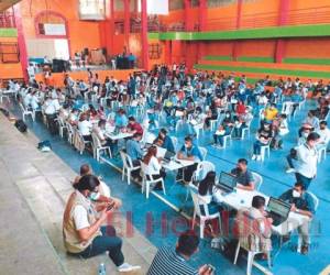 Decenas de personas de varios municipios acudieron con sus hojas de vida para registrarse en la base de datos y optar a una vacante. Foto: El Heraldo