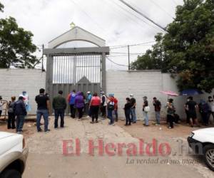El centro de triaje instalado en el Infop de Miraflores permanece abarrotado de pacientes. Foto: Marvin Salgado / EL HERALDO.