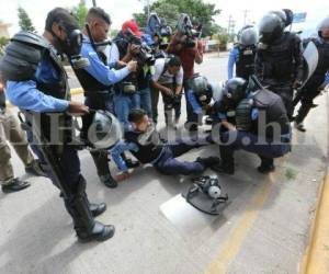 Los miembros del Movimiento Estudiantil Universitario (MEU) y efectivos de la Policía Nacional sostuvieron un nuevo enfrentamiento, pese a que los representantes de este grupo estudiantil sostuvieron una reunión con una comisión del Congreso Nacional. Foto: Estalin Irías / EL HERALDO.