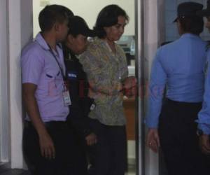 Rosa Elena de Lobo al momento de salir de la audiencia en la que se le dictó auto de formal procesamiento con prisión preventiva. Foto: Emilio Flores / El Heraldo