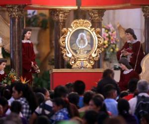 El pueblo católico se congrega hoy en la fiesta nacional más grande. Impresionante muestra de fe y devoción hacia Santa María de Suyapa.