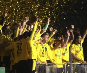 Los jugadores del Borussia Dortmund festejan tras ganar la Copa de Alemania con un triunfo sobre Leipzig en la final del jueves 13 de mayo de 2021. Foto:AP
