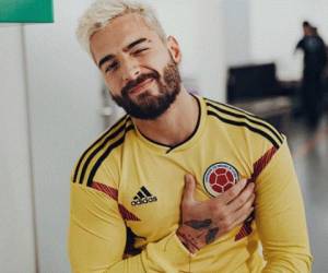 Maluma sigue los pasos de Cristiano Ronaldo y se cortó el cabello en casa.