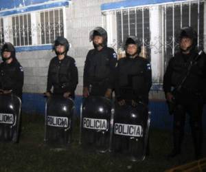 Los 42 pandilleros de la temible Mara Salvatrucha que se amotinaron fueron trasladados a tribunales por las agresiones contra los monitores y el motín. Foto AFP