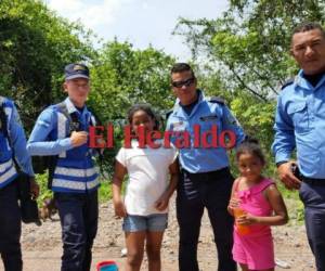 La madre les pidió a los elementos de la Policía Nacional tomarse una fotografía como agradecimiento a su buena labor.