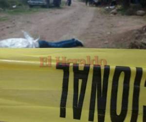 El cuerpo de la víctima quedó tendido en medio de una calle de tierra. (Foto: El Heraldo Honduras/ Noticias Honduras hoy)