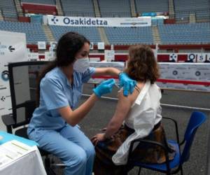 España prevé inocular al 70% de la población antes de que termine agosto. FOTO: AFP