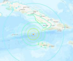 La policía de Islas Caimán dijo que no tienen reportes iniciales de daños graves.