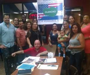 Samuel Caballero junto a los miembros de 'Olanchanos Unidos en USA'. / Fotos: Alexandra Pérez Rodríguez.