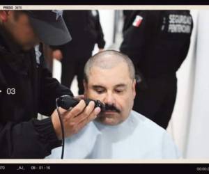 Foto de Joaquín 'El Chapo' Guzmán cuando era ingresado a una cárcel de máxima seguridad en México.