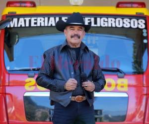 El capitán del Cuerpo de Bomberos de Honduras, Ángel Arturo Tróchez, entró a los 22 años de edad, lleva 25 años ahí y se retiró 13 años para estar con su familia. Fotos David Romero / Marvin Salgado