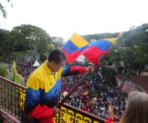 Nicolás Maduro, ondeando la bandera nacional venezolana durante una reunión para conmemorar el 63 aniversario de la Insurrección Popular del 23 de enero de 1958, en el Palacio Presidencial de Miraflores en Caracas. Foto: Agencia AFP.