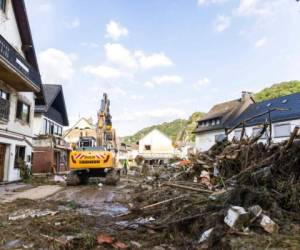 Una excavadora retira los escombros durante las tareas de limpieza en Altenahr, Alemania, el sábado 17 de julio de 2021. Foto: AP