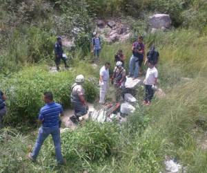 El Cuerpo de Bomberos de Tegucigalpa atendió la emergencia en la colonia Villa Campesina. (Fotos: Estalin Irías)