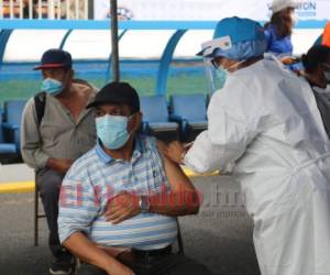 Toda persona mayor de 30 años, con o sin enfermedades de base puede acudir al 'Vacunatón' para recibir su dosis contra el covid-19. Foto: Alex Pérez/ EL HERALDO