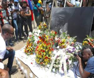 La gente presenta sus respetos fuera del Palacio Presidencial en Puerto Príncipe el 14 de julio de 2021, a raíz del asesinato del presidente haitiano Jovenel Moise que ocurrió temprano el 7 de julio de 2021. Foto: Agencia AFP.