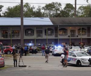 Una concurrida intersección vial fue cerrada, y los negocios en la plaza cerraron sus puertas durante la investigación de la policía. Foto: AP