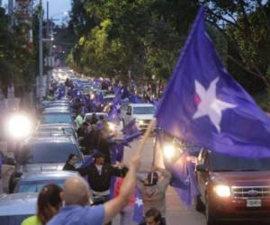 Los nacionalistas salieron juntos en la Caravana del triunfo que se realiza en la capital.