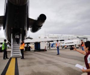 El primer vuelo llegó a las 10:00 de la mañana con 110 hondureños. Foto: Cortesía.