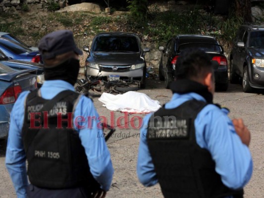 El hombre fue acribillado en uno de los estacionamientos de la colonia Centroamérica. Foto: David Romero/EL HERALDO.