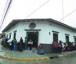 En la Departamental de El Paraíso ni la lluvia detuvo a los docentes en el proceso de inscripción.
