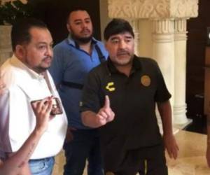 Diego Armando Maradona cuando estaba dialogando con los reporteros mexicanos a su salida del restaurante. Foto Captura de vídeo ESPN