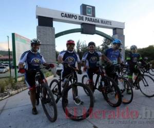 En equipos completos o por parejas, los ciclistas llegaron desde primera hora para hacer el recorrido de reconocimiento desde Parada Marte. Foto: David Romero.