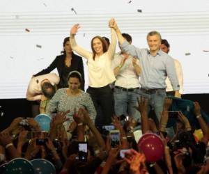 El presidente argentino Mauricio Macri celebra con su esposa el triunfo de su movimiento.