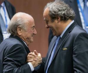 De igual forma, Platini parece el primer candidato a suceder a Blatter en FIFA.
