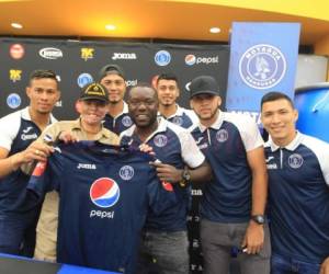 Ever Velásquez compartió con los jugadores de Motagua en la firma de autógrafos en Diunsa Los Próceres. Foto: Ronal Aceituno / El Heraldo.