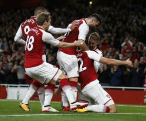 Arsenal remontó de manera espectacular el duelo ante el Leicester City en el primer duelo de la Premier League. (AFP)