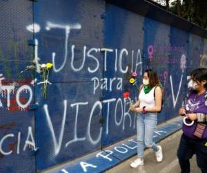 La muerte de Salazar, quien vivía desde hace varios años en México en condición de refugiada, desató protestas en la capital mexicana y en Quintana Roo luego que se difundieron en las redes sociales imágenes del momento en que la salvadoreña permanecía en el suelo, boca abajo y esposada, con la rodilla de una mujer policía en el cuello. Foto: AP