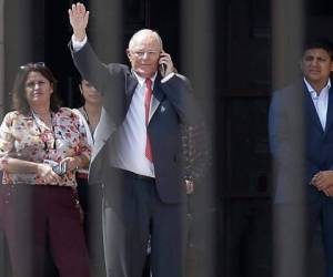 Pedro Pablo Kuczynski anunció el miércoles su renuncia a la presidencia de Perú alegando que recibió ataques de la oposición que le impiden gobernar, un día antes de una votación en la que los legisladores debían decidir si lo destituían tras acusarlo de corrupción. (AP)
