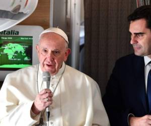 El papa Francisco criticó a Trump desde el avión que lo lleva a Panamá para la Jornada Mundial de la Juventud. Foto AFP