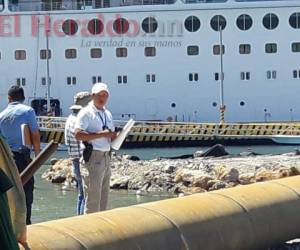 Agentes fiscales se reunieron con representantes del muelle de cruceros en la zona de la obra para inspeccionar el lugar del proyecto. (Foto: Isaac Cálix)