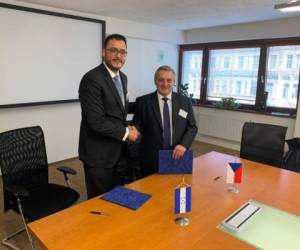 La firma se realizó entre el Comisionado Lozano y Petr RAFAJ, Presidente de UOHS.
