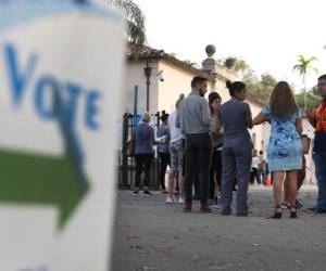 En Miami las filas para votar comenzaron desde muy temprano este martes. Foto AFP