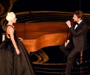 Lady Gaga y Dradley Cooper cantaron juntos Shallow en vivo. Foto AFP