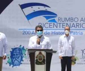 El presidente Juan Orlando Hernández junto a un reducido número de funcionarios lanzó el programa de celebración de las fiestas patrias en el cerro Juana Laínez.