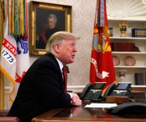 El presidente Donald Trump saluda a los miembros de las cinco ramas del ejército mediante una videoconferencia el día de Navidad, martes 25 de diciembre de 2018, en la Oficina Oval de la Casa Blanca.