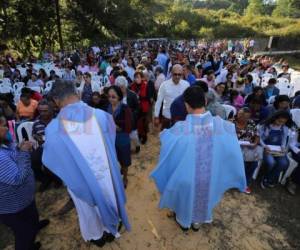 La misa fue presidida por el sacerdote Fede Arbizú y otros padres en la montaña de la aldea de El Piligüín. Foto David Romero / EL HERALDO