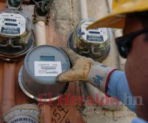 Las facturas que ya se emitieron deben ser rectificadas en el sistema o en el próximo mes, afirmó el titular de la Secretaría de Energía, Roberto Ordóñez, y también lo exige la población. Foto: El Heraldo