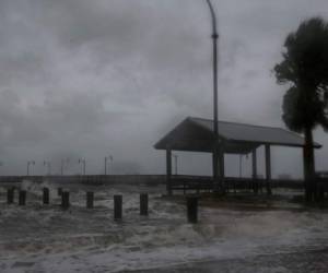 Fuertes ráfagas de viento y bandas de fuertes lluvias cubren un muelle en el Jensen Beach Causeway Park en Jensen Beach, Florida, el 3 de septiembre de 2019. Fotos: Agencia AFP.