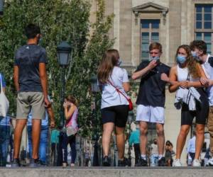Los 8,975 nuevos casos confirmados son el total más alto de infecciones desde que Francia enfrentó exitosamente al virus durante un estricto encierro de dos meses. Foto: AP