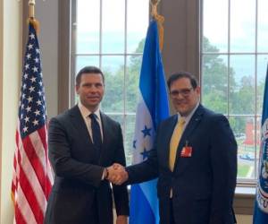 Kevin K. McAleenan, secretario del Departamento de Seguridad Nacional, junto a Lisandro Rosales, canciller de Honduras. Foto: EL HERALDO.