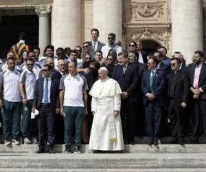 El Chapecoense, equipo brasileño que enamoró al mundo tras su fatal accidente, visitó el miércoles al papa Francisco en el Vaticano (Foto: Agencia AP/Redes)